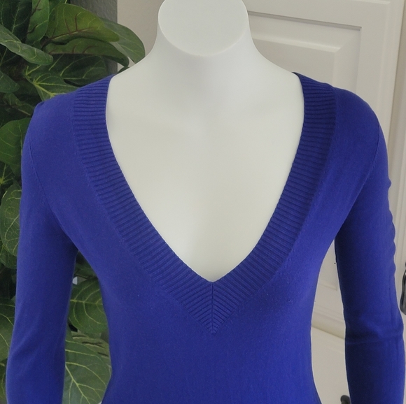 Banana Republic Cashmere Blend Cobalt Blue V-neck long sleeve sweater size M - Picture 2 of 7